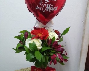 60- arranjo de rosas brancas, gerbera, astromelias e balão 